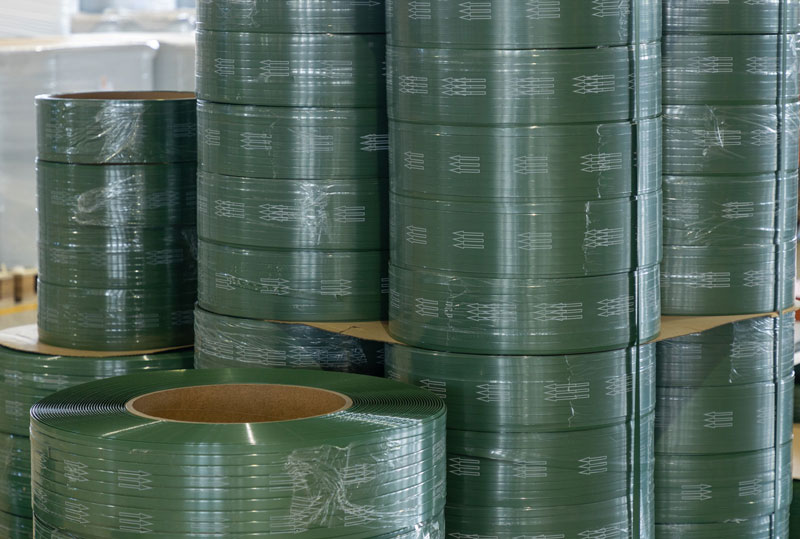 Diferencias entre el flejado a m&aacute;quina de PET y el flejado manual de PET y escenarios de aplicaci&oacute;n